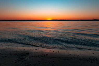Denizin üzerinde güzel gün batımı