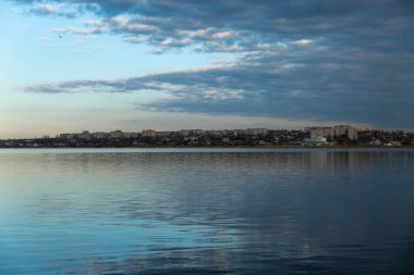 Yaz akşamı nehir kıyısında