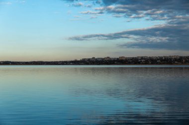 Yaz akşamı nehir kıyısında