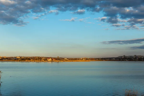 晴れた日の街の美しい湖 — ストック写真