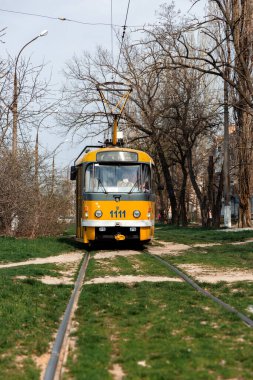 Baharda demiryolundaki eski tramvay 