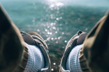 Spor ayakkabılı bir adam gölün arka planında 