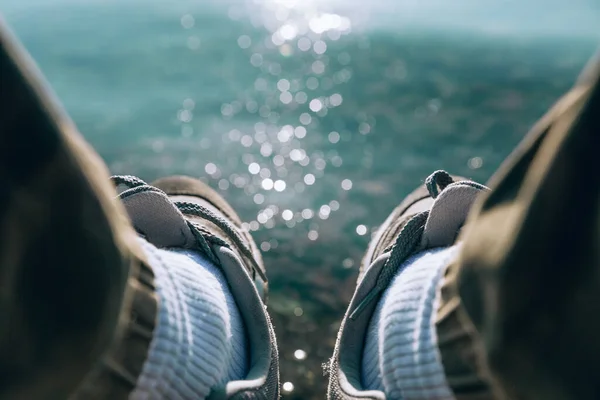 Πόδια Του Ανθρώπου Sneakers Φόντο Λίμνη — Φωτογραφία Αρχείου