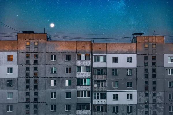 Edifício Residencial Com Janelas Noite — Fotografia de Stock