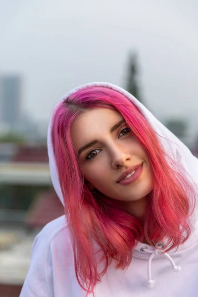 Portrait Girl Pink Hair Roof — Stock Photo, Image