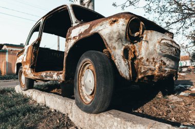 Çölde eski paslı bir araba.