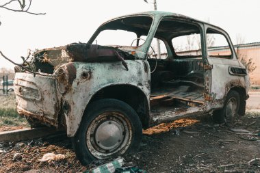 Çölde eski paslı bir araba.