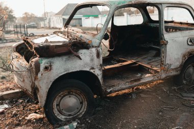 Çölde eski paslı bir araba.