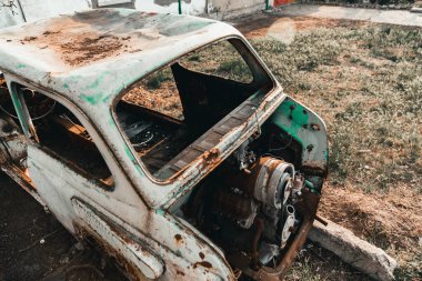 Çölde eski paslı bir araba.