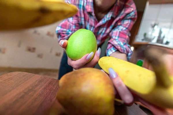 Una Mujer Cocina Con Una Fruta Mano —  Fotos de Stock