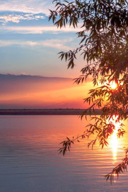 Gölün üstünde inanılmaz bir gün batımı  