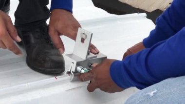 Teknisyen Güneş Bağlama Yapısını Yükle