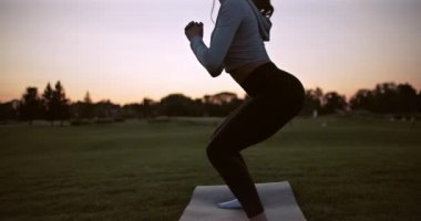 Kız gün batımında parkta çömeliyor. Sporcu kadın sokakta spor yapmaya gider. Güzel bir bayan, bacaklarını evin dışında eğitiyor. Karantinadan sonra sokakta eğitim