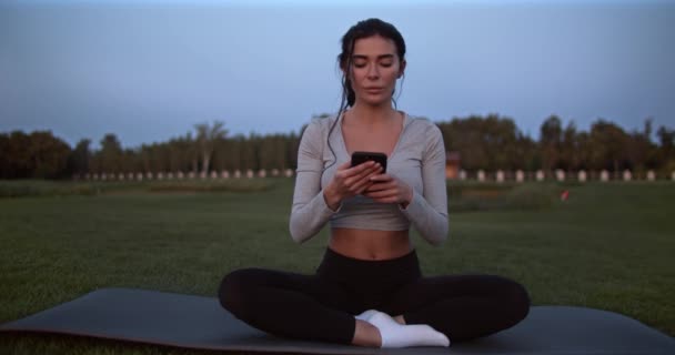 Deportiva Chica Escribe Mensaje Mientras Está Sentado Parque Mujer Joven — Vídeo de stock