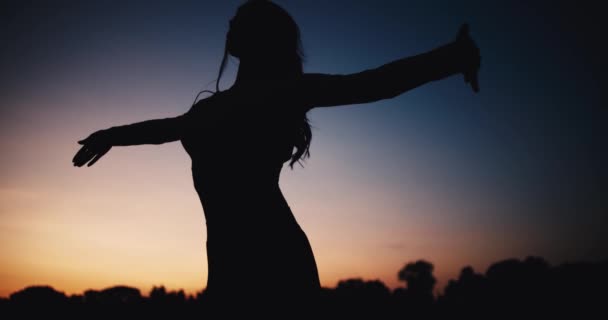 Genç Kız Gün Batımında Yavaş Çekimde Meditasyon Yapıyor Güneşin Arka — Stok video