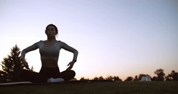 Hübsches Mädchen Meditiert Bei Sonnenuntergang Zeitlupe Attraktive Frau Praktiziert Yoga — Stockvideo