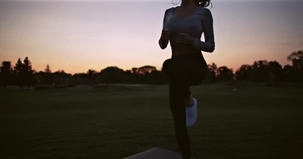 Sporcu Gün Batımında Sokakta Isınıyor Güzel Bir Kadın Akşam Parkta — Stok video