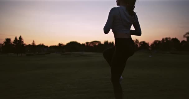 Sportowiec Rozgrzewa Się Ulicy Zachodzie Słońca Piękna Kobieta Tyłu Biegnie — Wideo stockowe