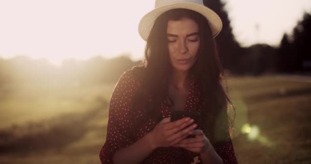 Kırmızı Elbiseli Güzel Bir Kız Elinde Telefonuyla Kameraya Gülümsüyor Genç — Stok video
