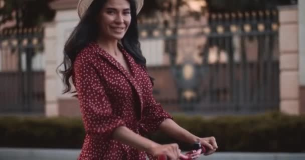 Hübsches Mädchen Fährt Sommer Zeitlupe Roller Park Nette Frau Einem — Stockvideo