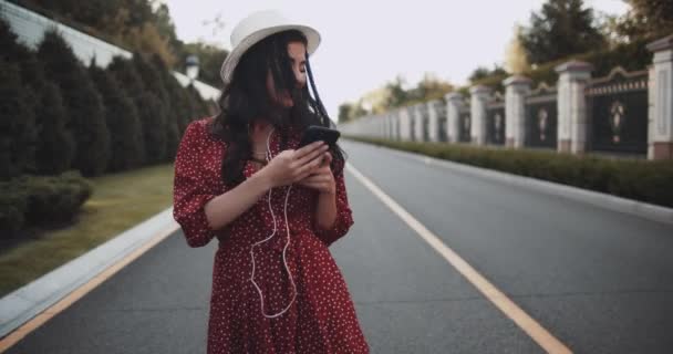 Meisje Loopt Het Park Luistert Naar Muziek Koptelefoon Met Een — Stockvideo