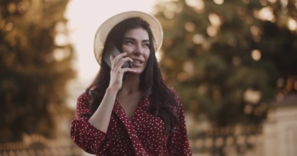 Молодая Женщина Разговаривает Телефону Закате Летом Замедленной Съемке Симпатичная Девушка — стоковое видео