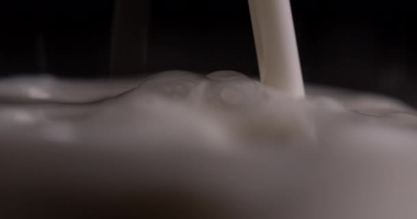 Μακρο Γάλα Ρίχνει Ένα Ποτήρι Μαύρο Φόντο Αργή Κίνηση — Αρχείο Βίντεο