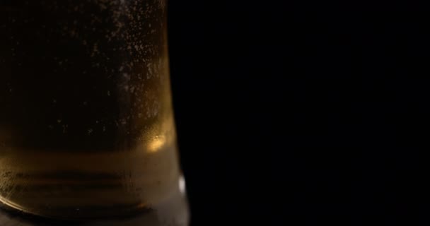 带着啤酒的杯子 黑色背景 慢动作 来杯啤酒 — 图库视频影像