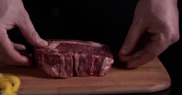 Närbild Händer Kock Förbereder Kött För Matlagning Svart Bakgrund Slow — Stockvideo