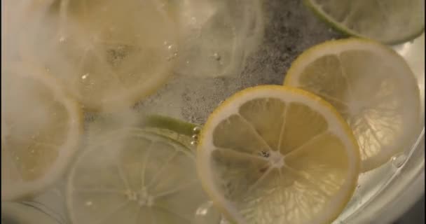 Makro Limonade Mit Limette Mit Blasen Auf Schwarzem Hintergrund Wasser — Stockvideo