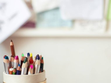 Grup boş arka plan üzerinde renkli kalemler