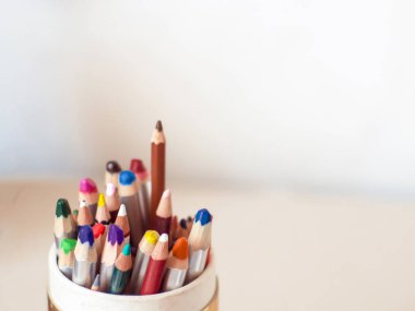 Grup boş arka plan üzerinde renkli kalemler