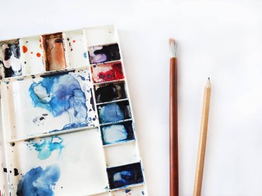 suluboya fırçası, kurşun kalem, silgi ile araçları seti