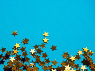 Altın yıldızlar turkuaz arka planda parlıyor