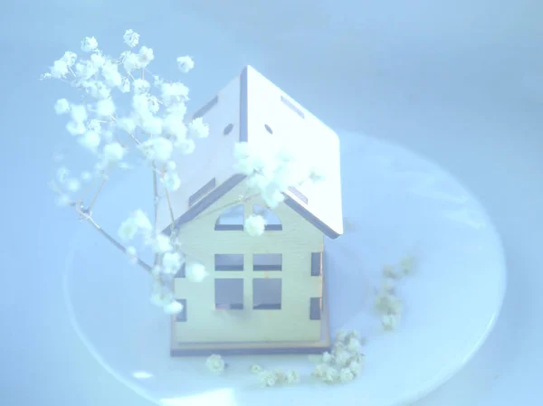 Miniatura de madera blanco juguete casa con bebé aliento flores — Foto de Stock