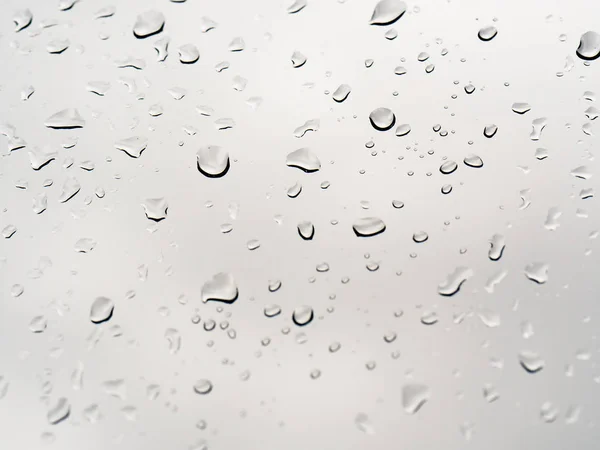 Grau nassen Hintergrund / Regentropfen auf dem Fenster überlagern, Wetter, Hintergrund Wassertropfen auf dem Glas transparent — Stockfoto