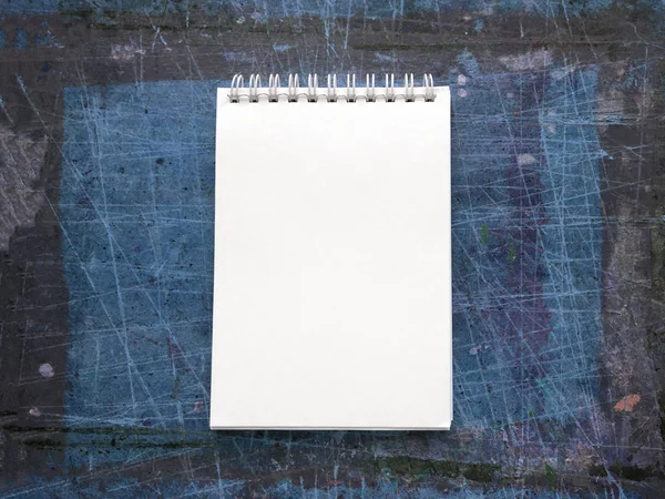 Λευκό λευκό σημειωματάριο σε μπλε χρωματισμένο φόντο grunge indigo — Φωτογραφία Αρχείου