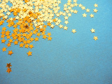 Altın yıldızlar mavi arka planda parlıyor