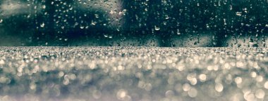 Koyu mavi bulanık arka plan ile cam yağmurlu damla