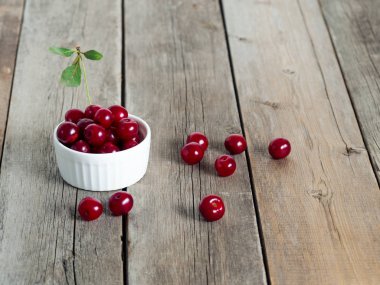 Köhne ahşap masada olgun kırmızı kirazlar..