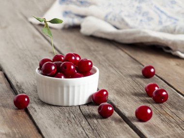 Köhne ahşap masada olgun kırmızı kirazlar..