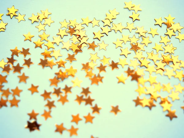 Arany csillagok csillámló kék alapon — Stock Fotó