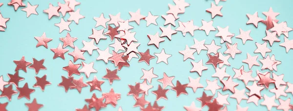 Estrelas douradas brilham no fundo azul — Fotografia de Stock