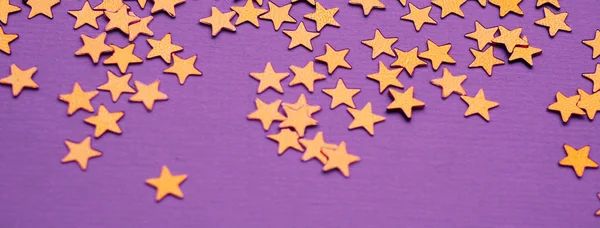 Altın yıldız lavanta kağıt arka plan üzerinde glitter — Stok fotoğraf