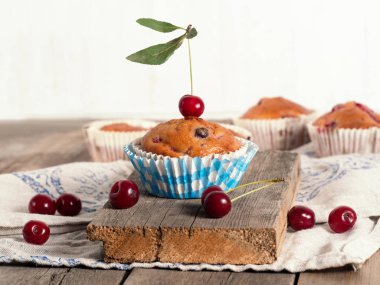 Taze pişmiş vişneli çörekler kırsal bir masaya yakın çekim.