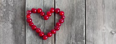 Ahşap bir arka planda kiraz rengi kalp şekli