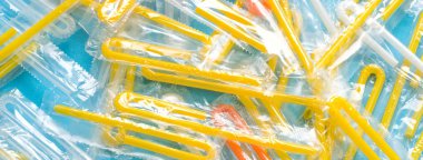 Mavi arka planda sarı pipet yığını