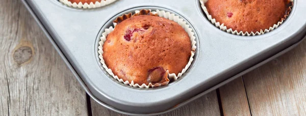 Muffin alla ciliegia appena sfornati primo piano in teglia — Foto Stock