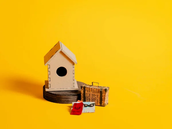 Casa de madera para pájaros con maleta, mapa, pasaporte — Foto de Stock