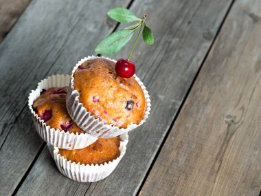 Taze pişmiş vişneli çörekler kırsal bir masaya yakın çekim.